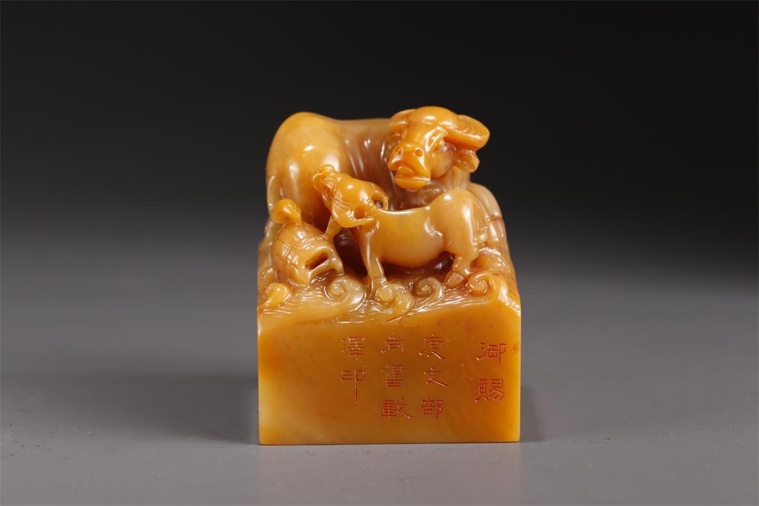 A FIELD-YELLOW STONE CATTLE-KNOB SEAL. (1 of 9)