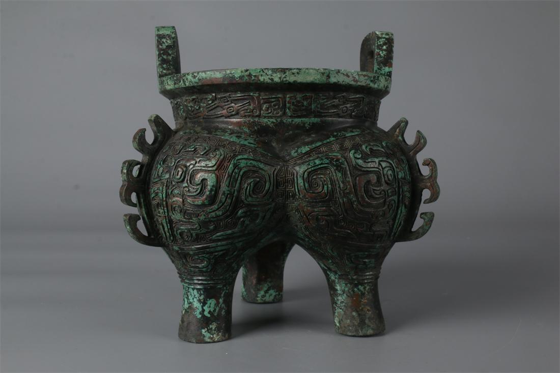 A BRONZE TRIPOD "GEDING" WITH STRAIGHT EARS. (1 of 9)