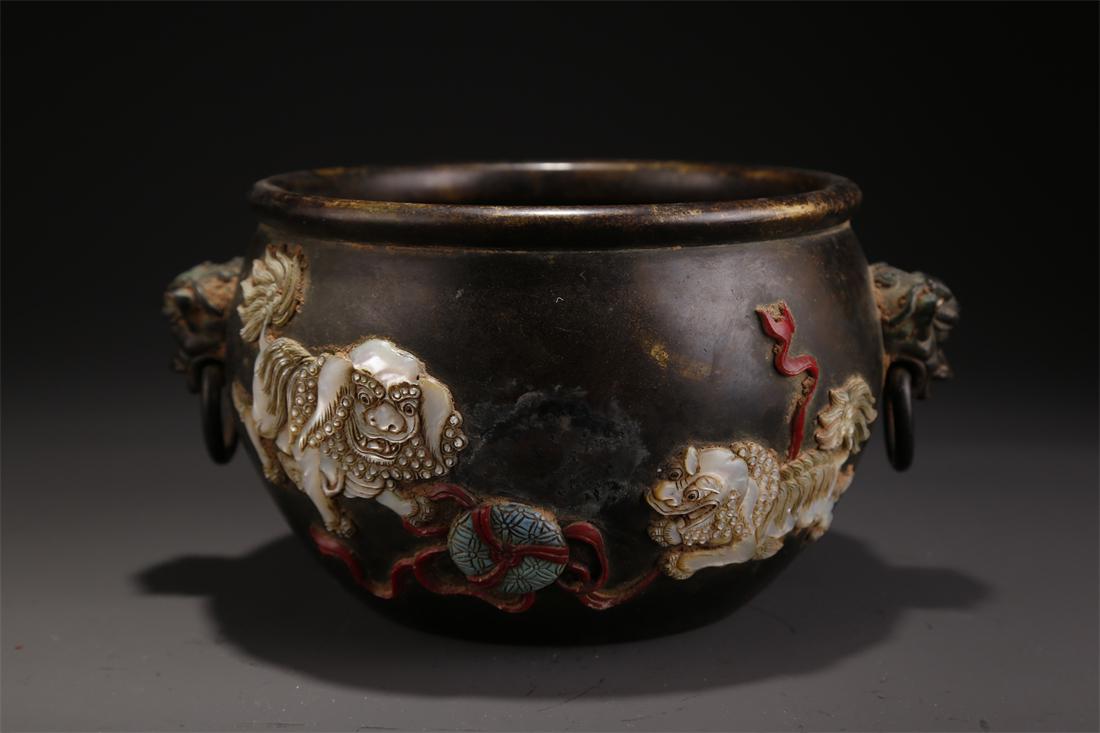 A BRONZE CENSER WITH DOUBLE-LION MOTIF. (1 of 10)