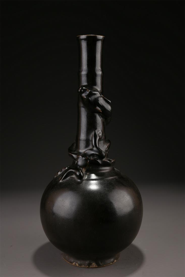 A BLACK GLAZED LONG-NECK PORCELAIN BOTTLE. (1 of 9)