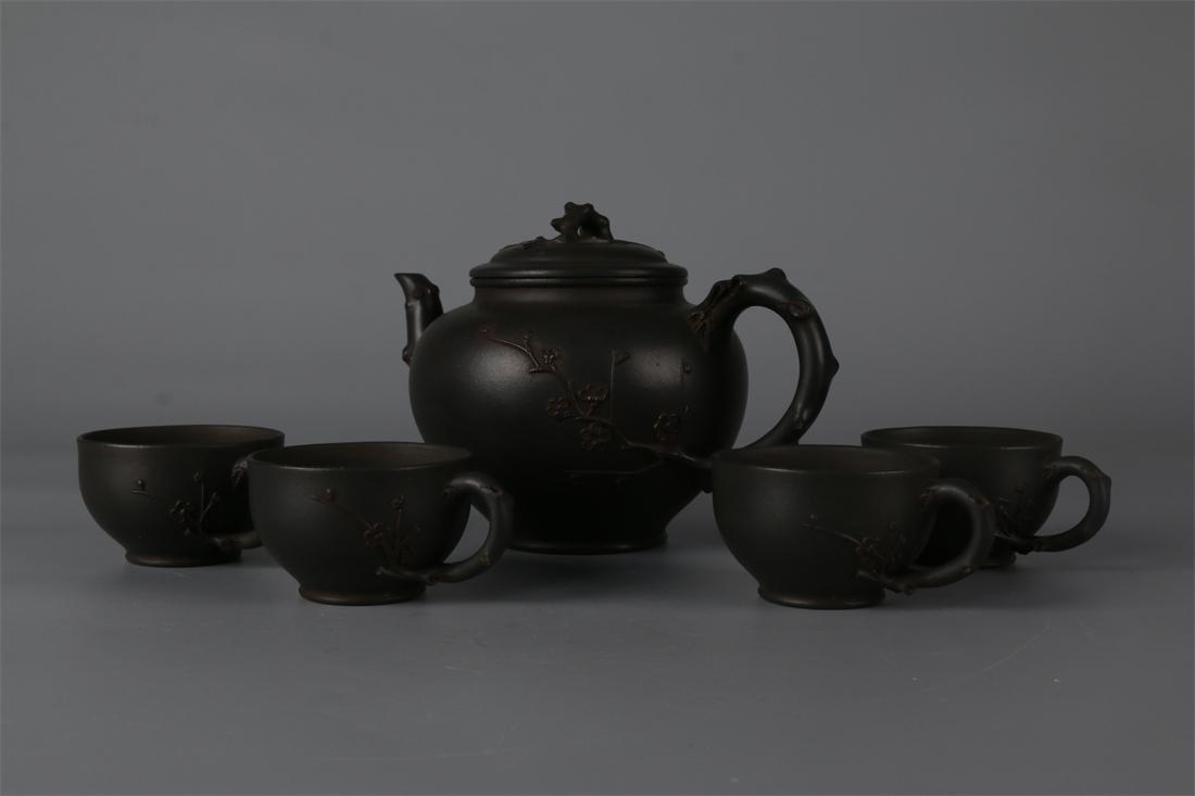 A PURPLE CLAY TEAPOT. (1 of 10)