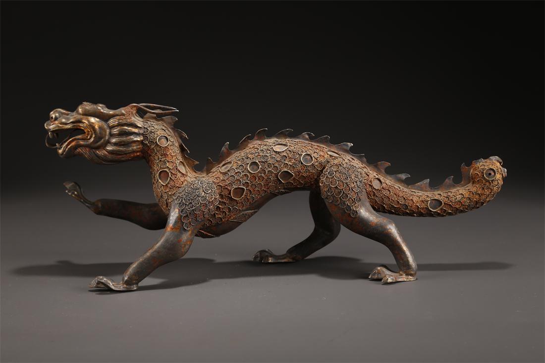 A GILT BRONZE FILIGREE DRAGON STATUE ORNAMENT. (1 of 9)