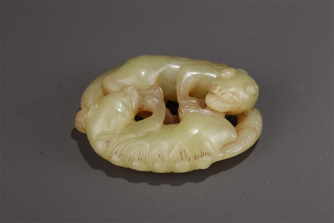 A HETIAN TOPAZ BEAST CARVING PENDANT. (1 of 7)