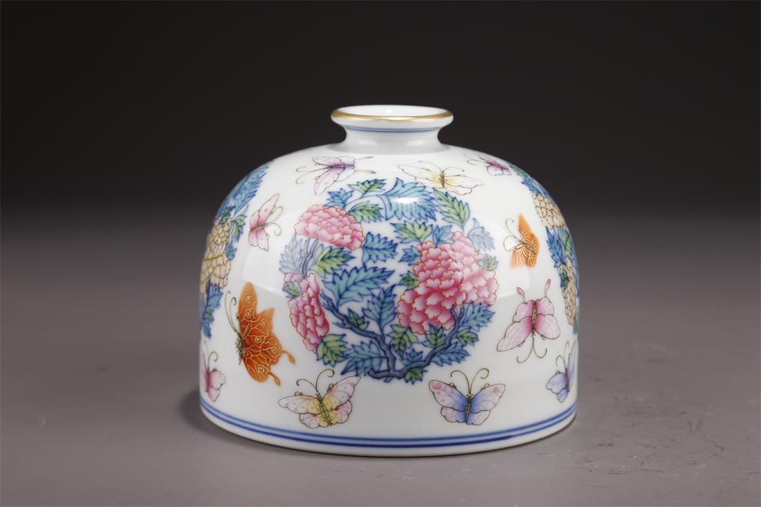 A FAMILLE ROSE PORCELAIN BOTTLE "TAIBAIZUN". (1 of 9)