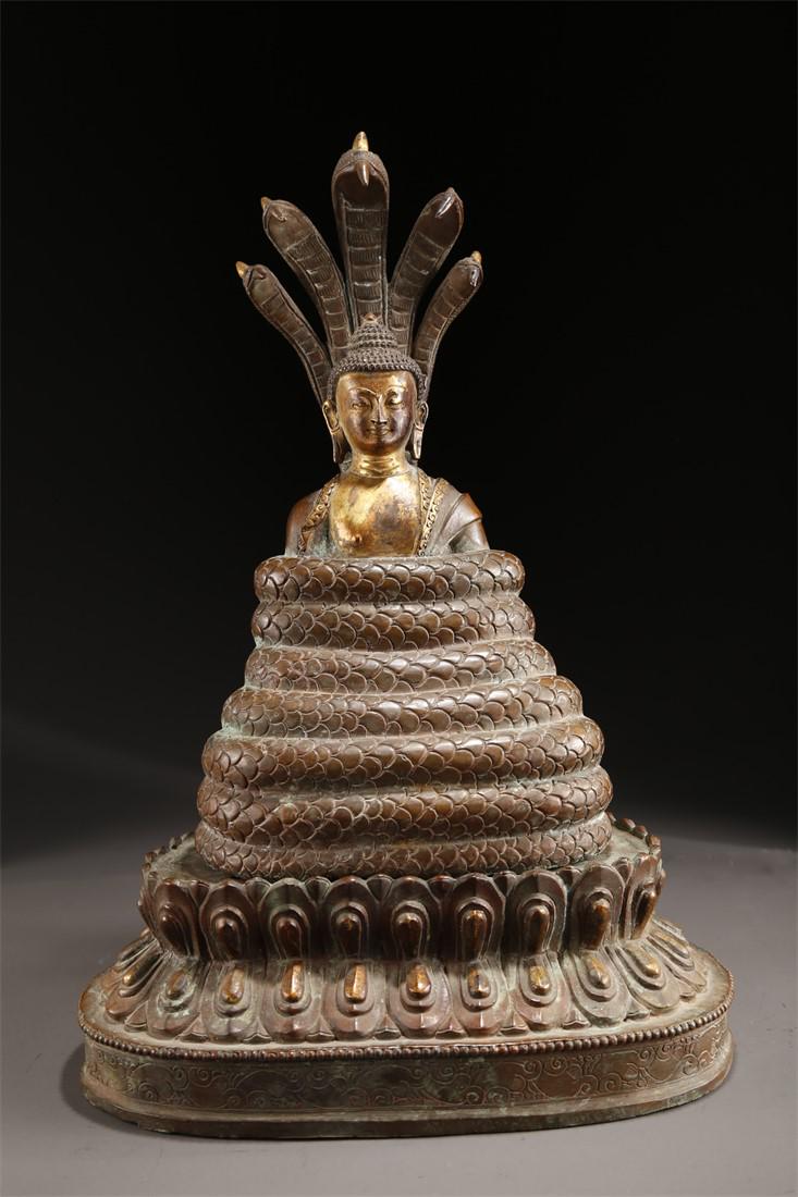 A TIBETAN GILT BRONZE SAKYAMUNI BUDDHA STATUE. (1 of 9)