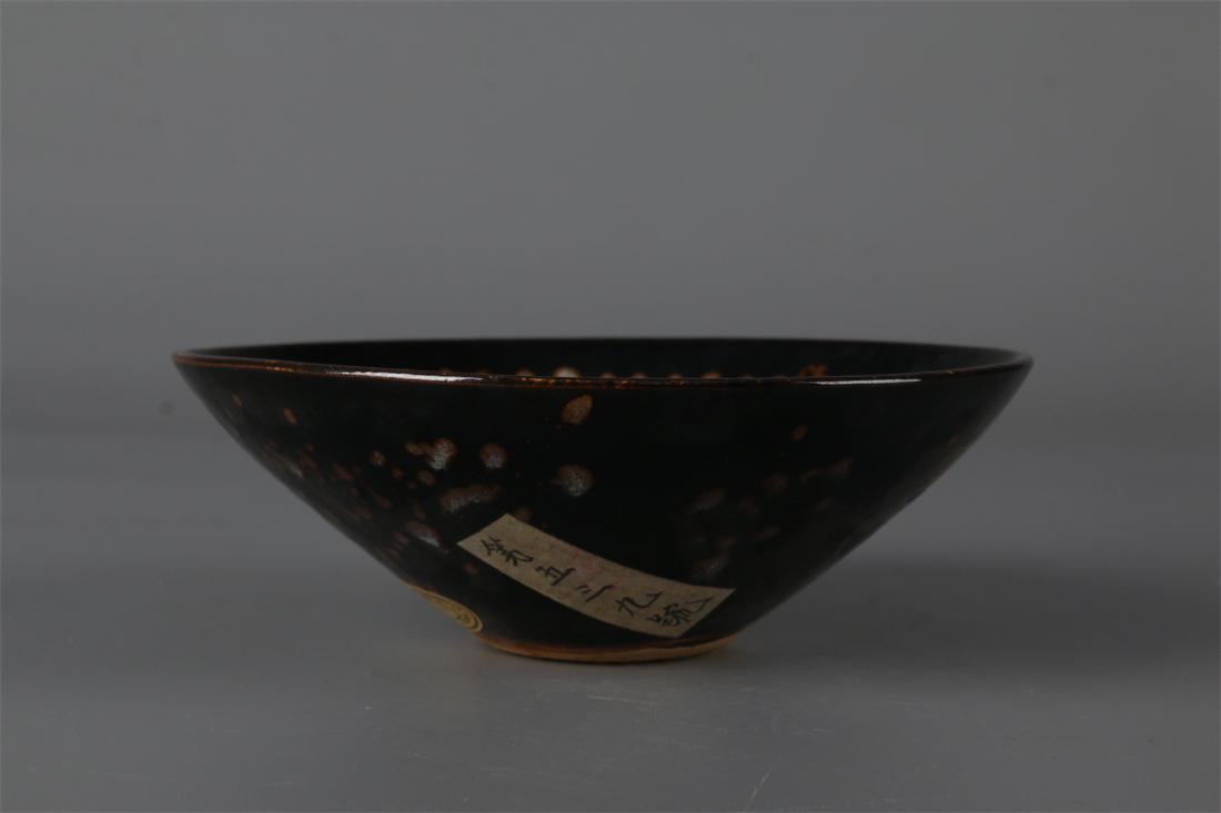 A HAT-SHAPED PORCELAIN BOWL, JIZHOU KILN. (1 of 10)