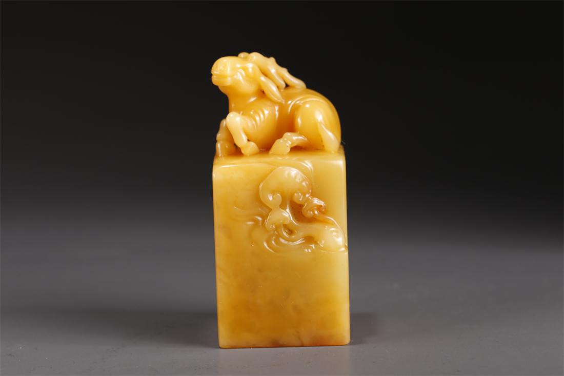 A FIELD-YELLOW STONE DEER-KNOB SEAL. (1 of 9)