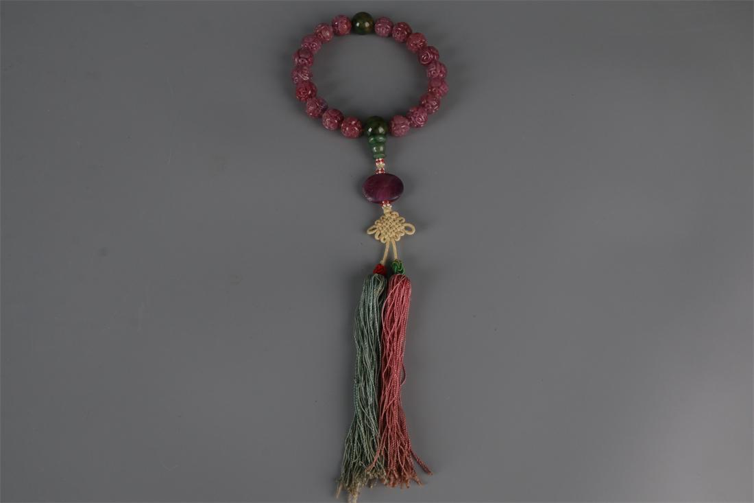 A STRING OF HANDHELD EIGHTEEN RUBY BEADS. (1 of 7)