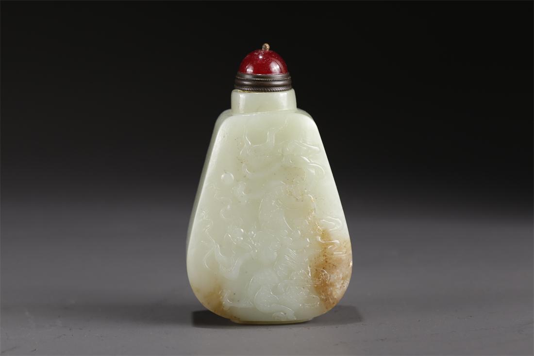 A HETIAN JADE SNUFF BOTTLE WITH DRAGON DESIGN. (1 of 9)
