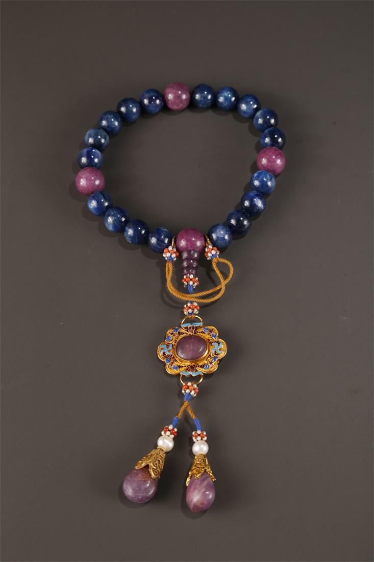 A STRING OF HANDHELD SAPPHIRE BEADS. (1 of 6)