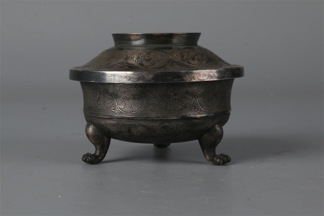 A TRIPOD SILVER BOX WITH LID. (1 of 9)