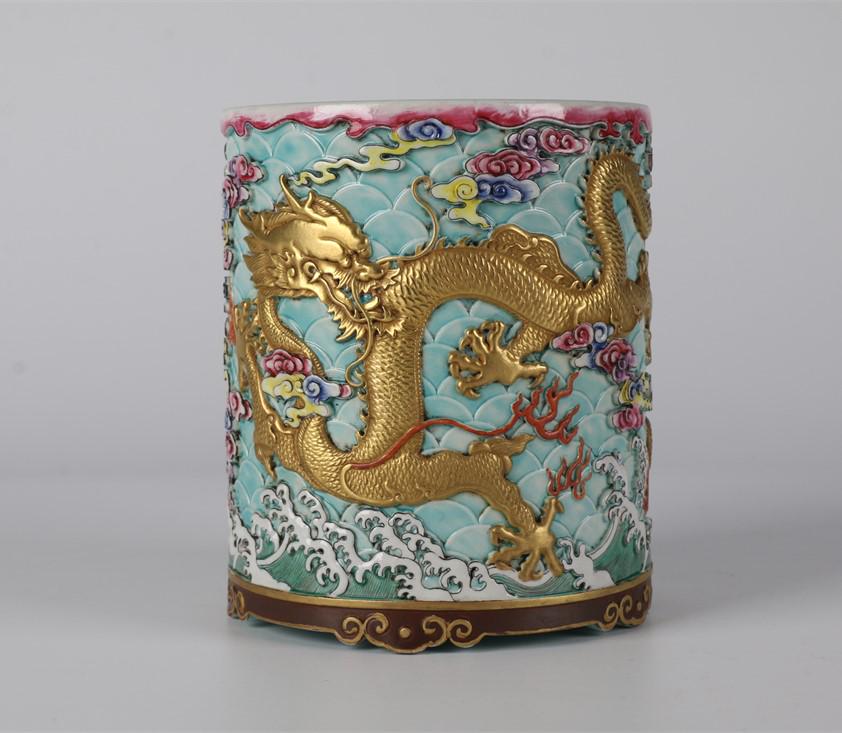 A FAMILLE ROSE PORCELAIN BRUSH POT. (1 of 7)