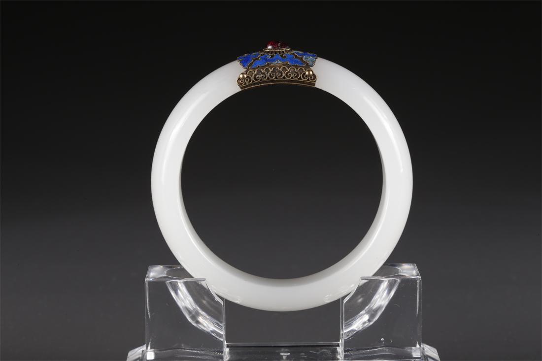 A HETIAN WHITE JADE BANGLE. (1 of 6)