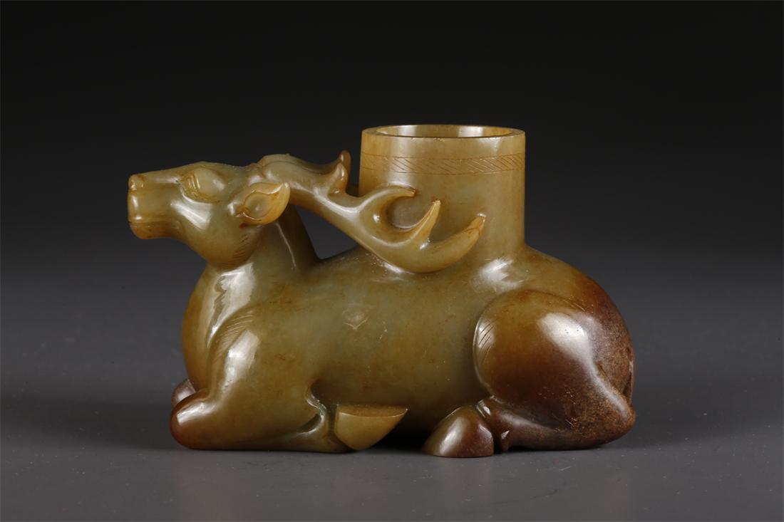 AN ANTIQUE JADE AUSPICIOUS BEAST CARVING. (1 of 8)