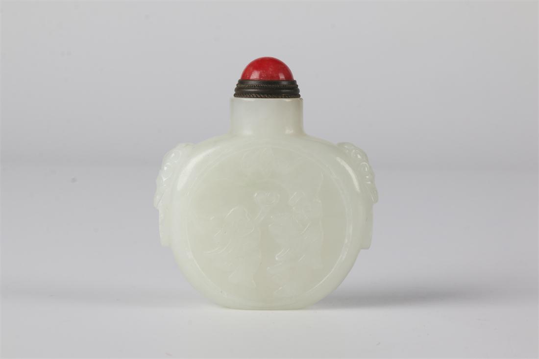A HETIAN JADE SNUFF BOTTLE. (1 of 9)