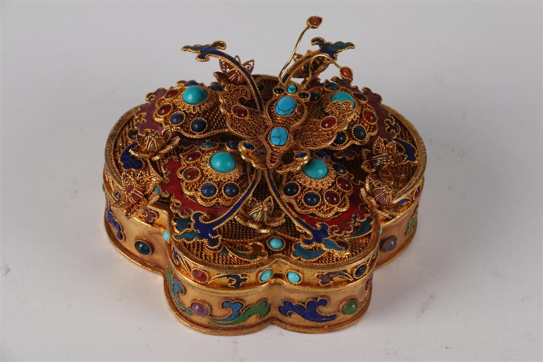 A GILT SILVER POWDER BOX, INLAID WITH JEWELS. (1 of 7)