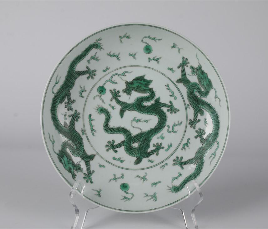 A PORCELAIN PLATE WITH GREEN DRAGON DESIGN. (1 of 6)