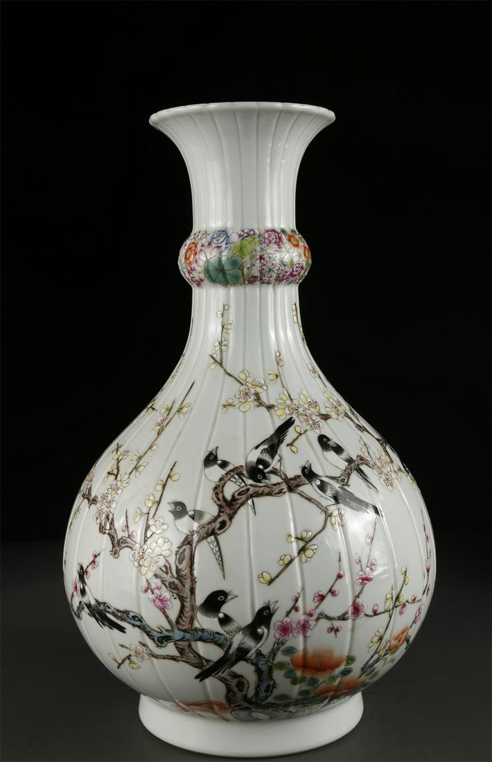 A FAMILLE ROSE PORCELAIN DISPLAY BOTTLE. (1 of 10)