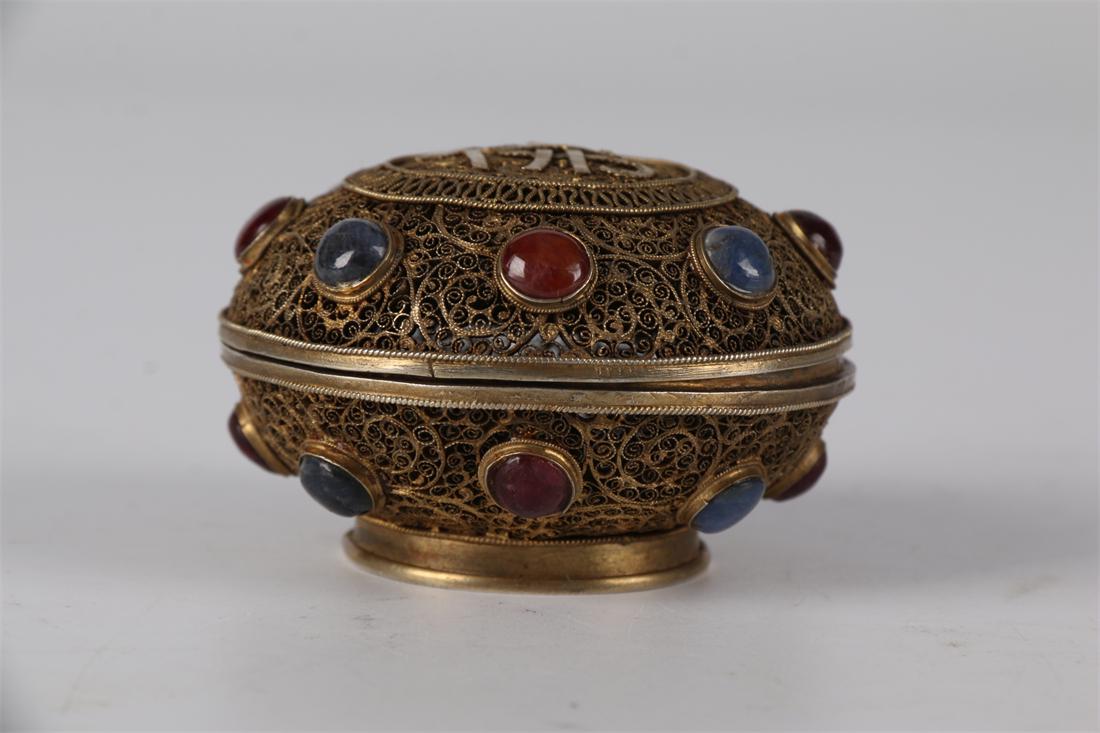 A SILVER LIDDED BOX, INLAID WITH JEWELS. (1 of 7)