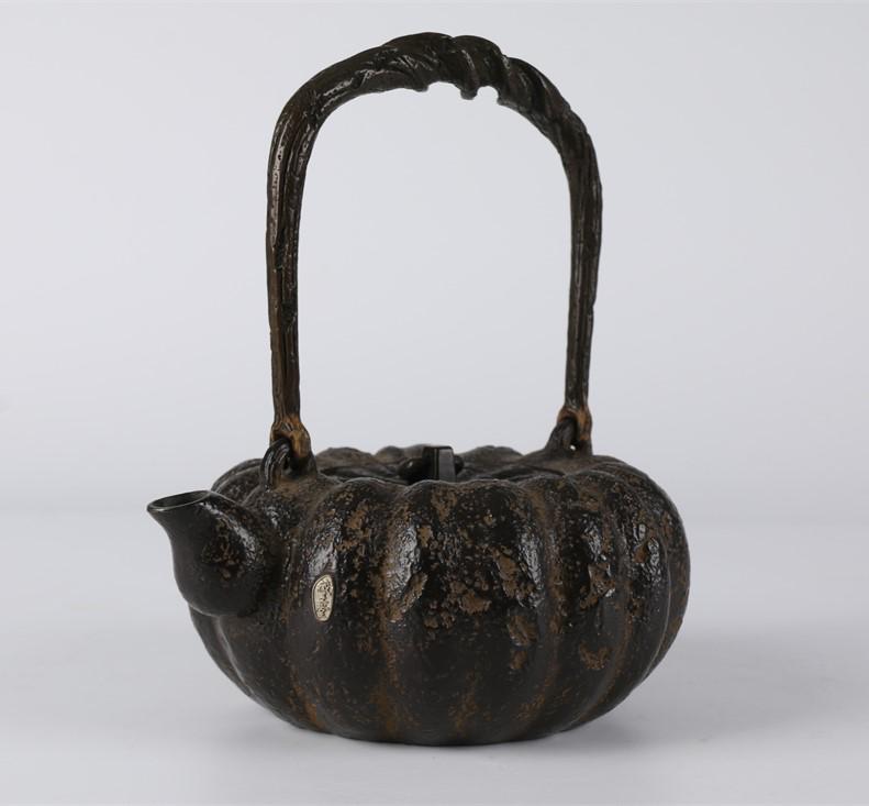 A PUMPKIN-SHAPED COPPER POT WITH HANDLE. (1 of 9)