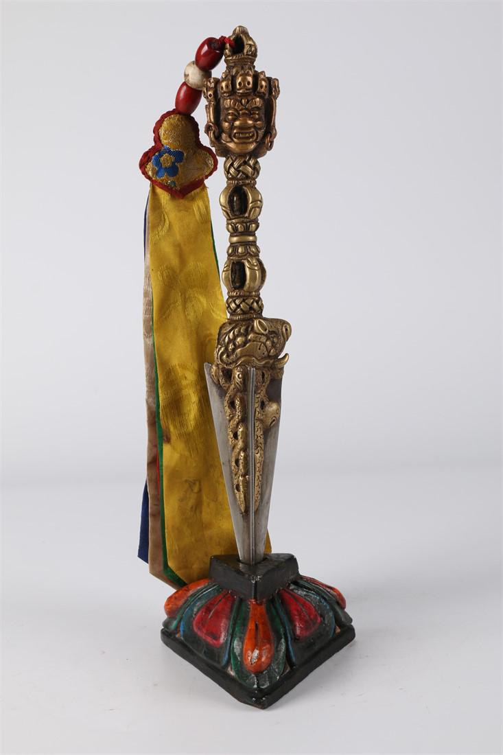 A TIBETAN GILT COPPER VAJRA PESTLE FOR RITE. (1 of 7)