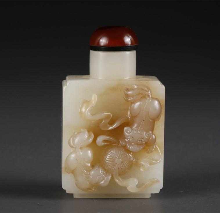 A HETIAN JADE SNUFF BOTTLE WITH LION DESIGN. (1 of 14)