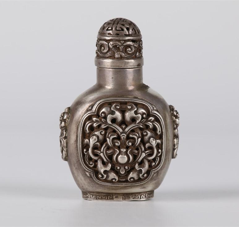 A TIBETAN SILVER SNUFF BOTTLE. (1 of 6)