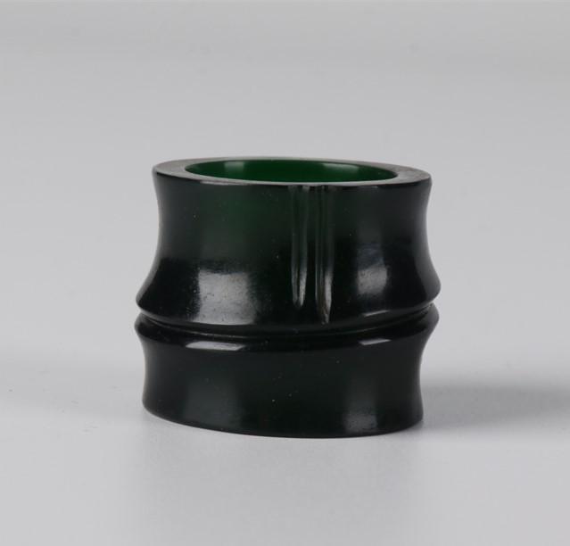 A GLASS THUMB RING. (1 of 9)