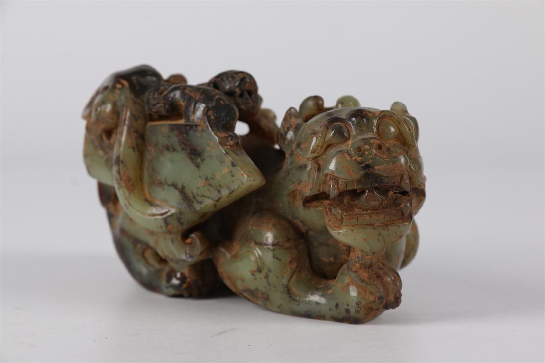 AN ANTIQUE JADE LEGENDARY TIGER CARVING. (1 of 8)
