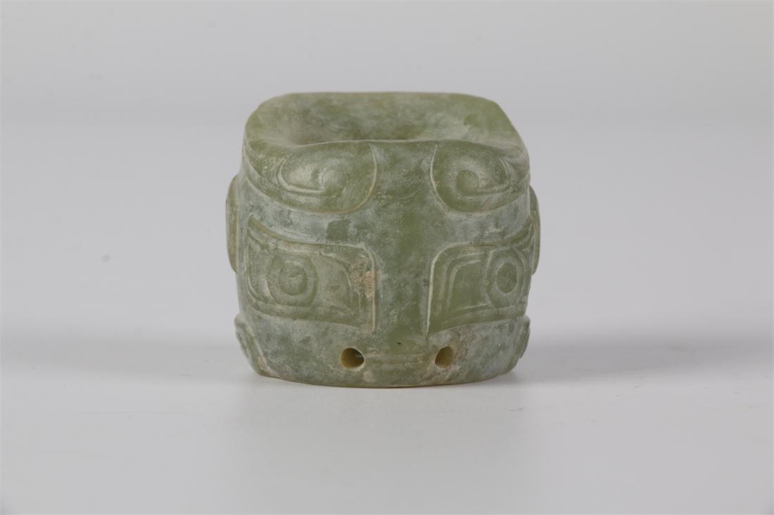 AN ANTIQUE JADE THUMB RING. (1 of 9)