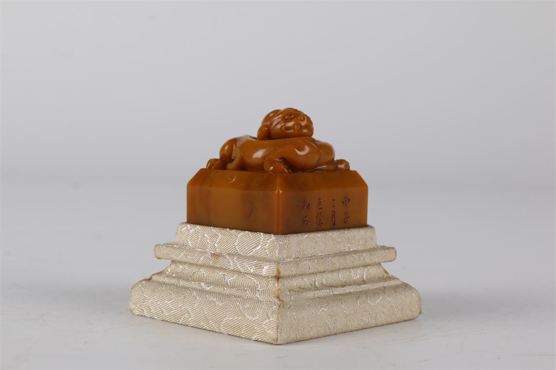 A FIELD-YELLOW STONE DRAGON-KNOB SEAL. (1 of 8)