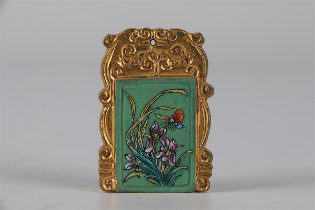 A GLASS PLATE WITH FLOWERS AND BIRDS DESIGN. (1 of 6)