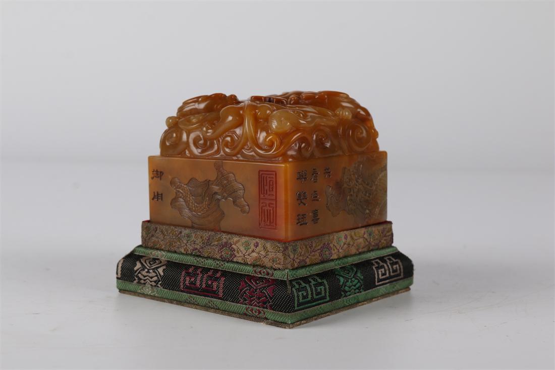 A FIELD-YELLOW STONE DRAGON-KNOB SEAL. (1 of 8)