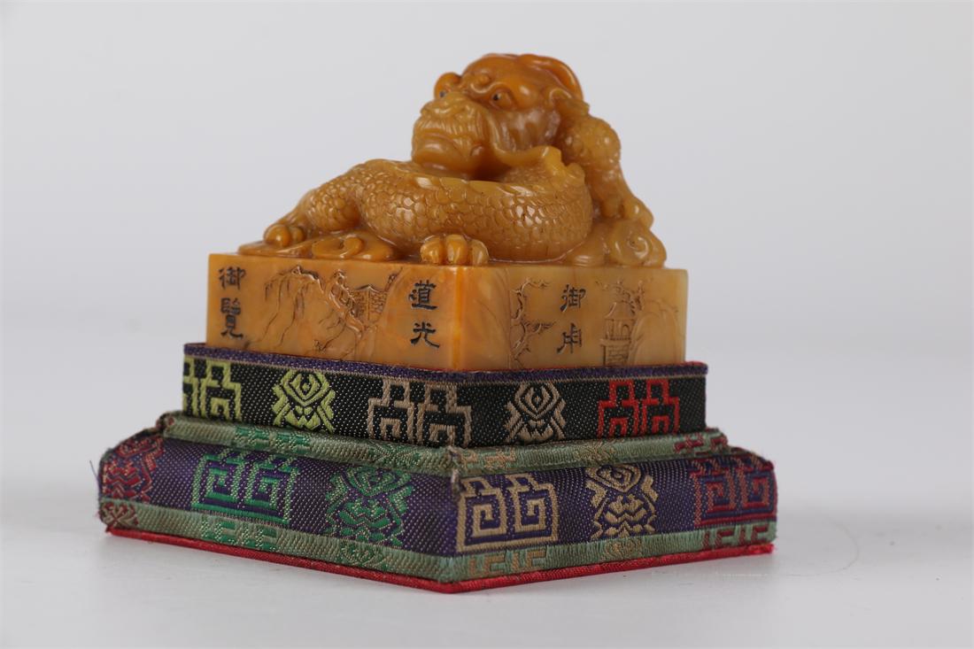 A FIELD-YELLOW STONE DRAGON-KNOB SEAL. (1 of 8)