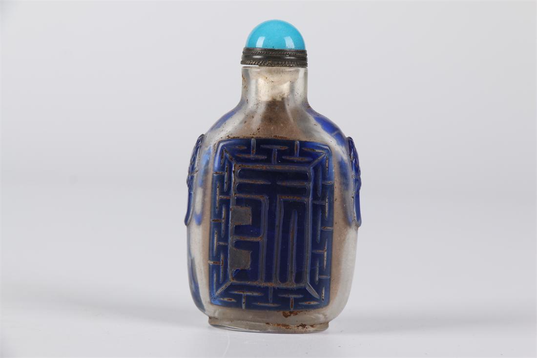 A GLASS SNUFF BOTTLE WITH CARVED BEAST DESIGN. (1 of 7)