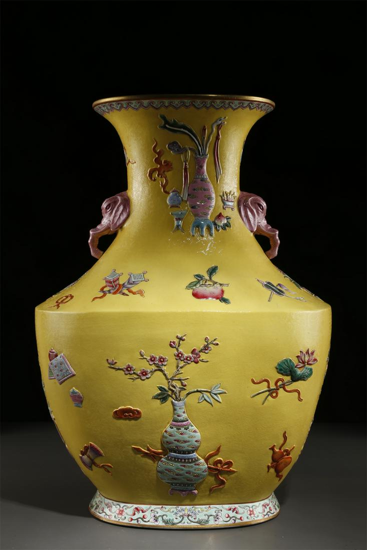 A FAMILLE-ROSE PORCELAIN BOTTLE, YELLOW BASE. (1 of 10)