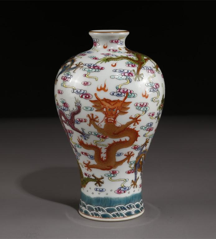 A FAMILLE-ROSE PORCELAIN BOTTLE "MEIPING". (1 of 9)