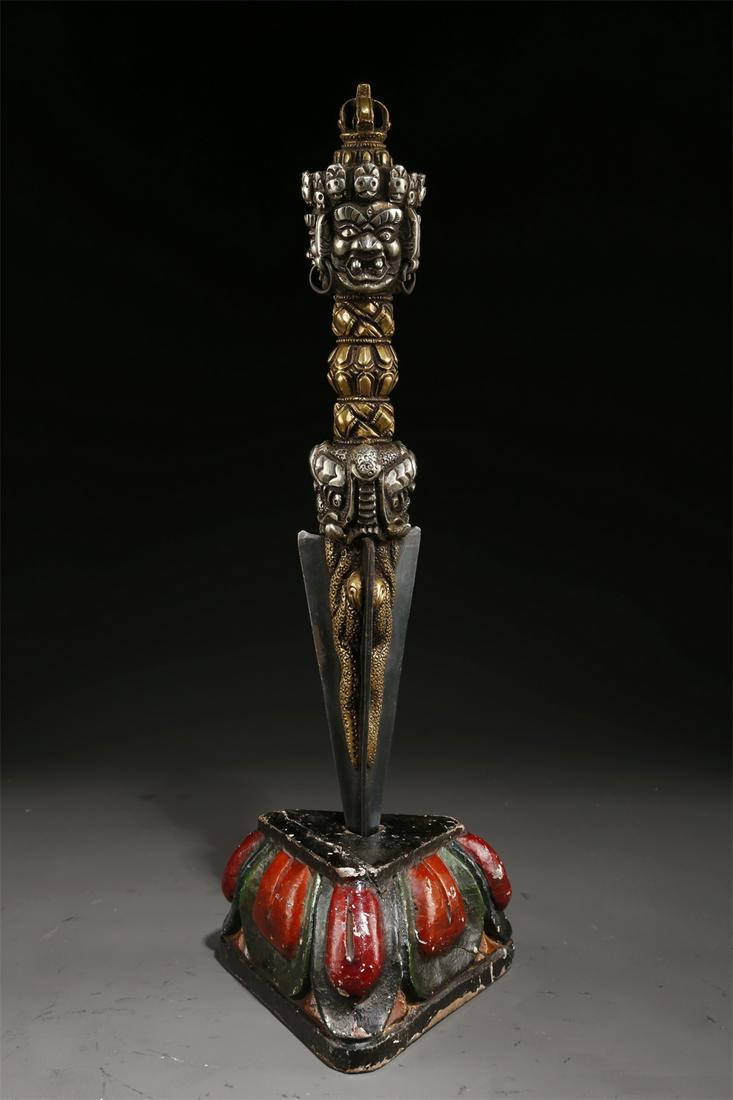 A CAST IRON IMPLEMENT VAJRA "JUE", PARTLY GILT. (1 of 10)