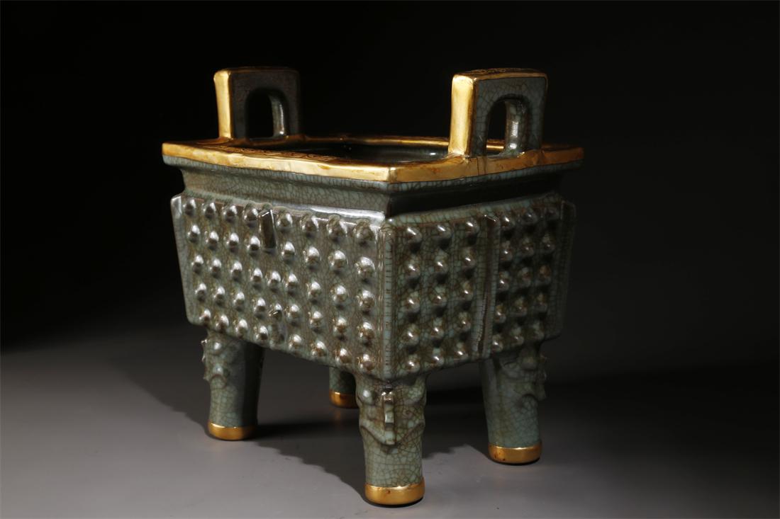 A CALDRON-SHAPED PORCELAIN CENSER, RU KILN. (1 of 9)