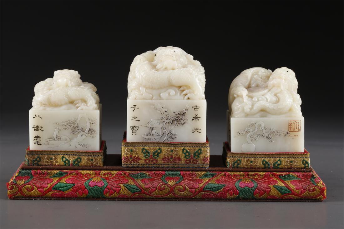 A SET OF ROSS QUARTZ DRAGON-KNOB SEALS. (1 of 9)