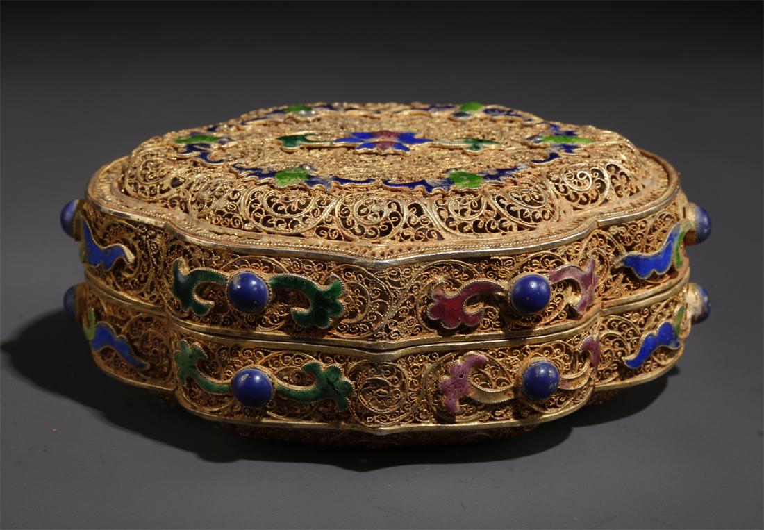 A GILT SILVER FILIGREE LIDDED BOX. (1 of 8)