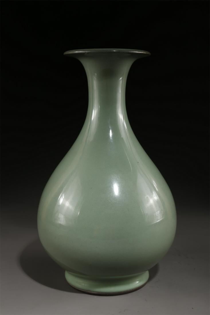 A GREEN GLAZED PORCELAIN BOTTLE "YUHUCHUNPING". (1 of 7)