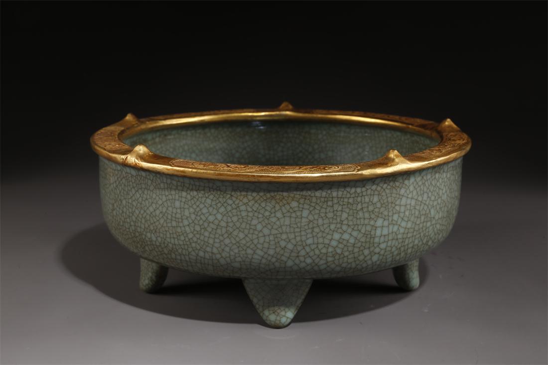 A PORCELAIN BRUSH WASHER WITH GOLDEN RIM. (1 of 7)