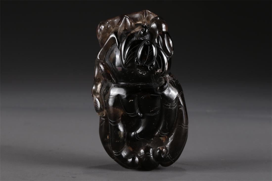 A CRYSTAL BUDDHA'S HAND CARVING PENDANT. (1 of 9)