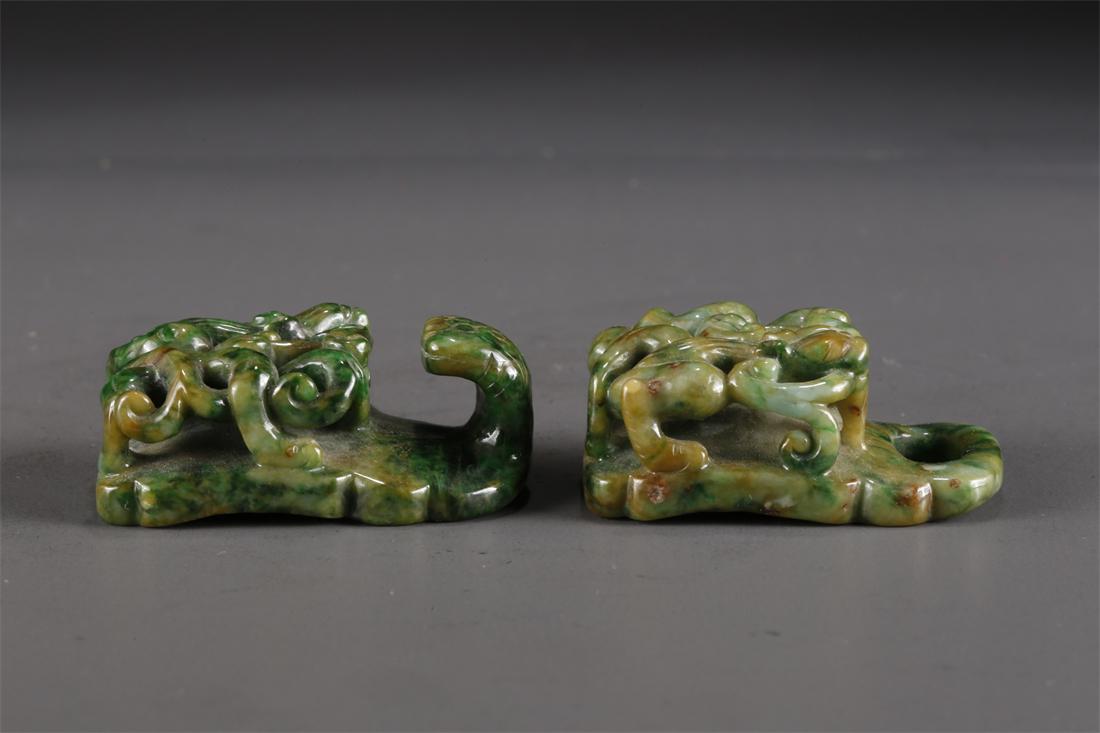 A JADEITE BELT BUCKLE WITH DRAGON DESIGN. (1 of 6)