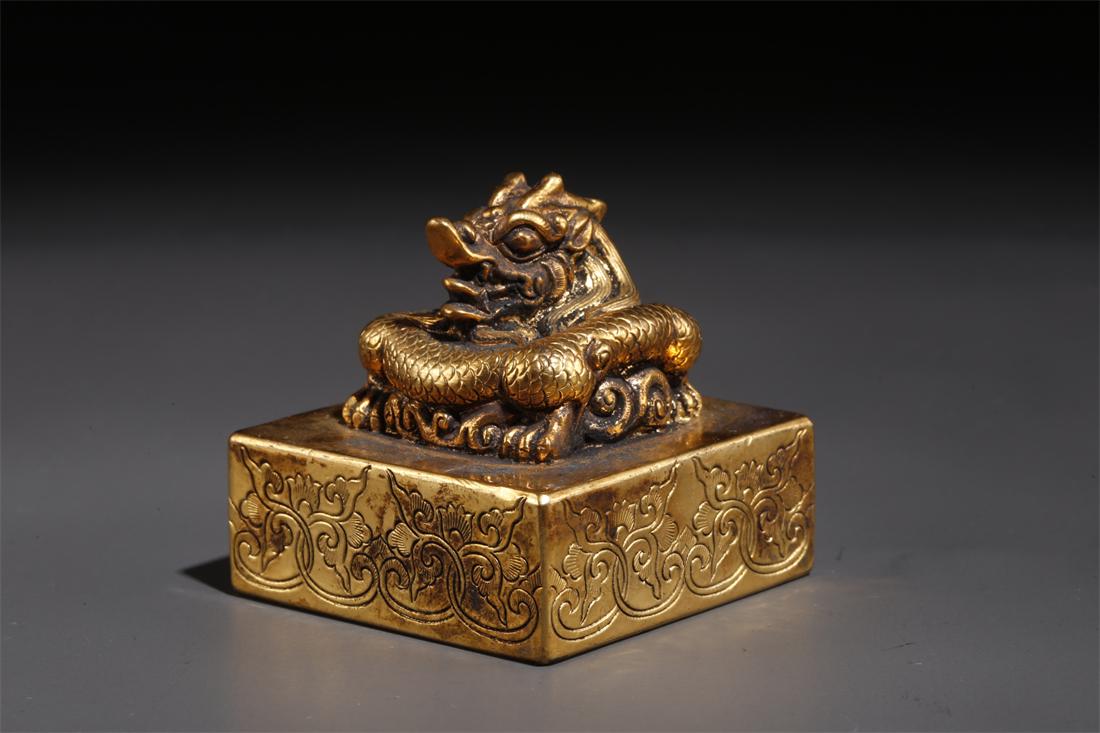 A GILT COPPER DRAGON-KNOB SEAL. (1 of 9)