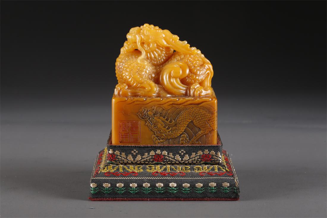 A FIELD-YELLOW STONE DRAGON-KNOB SEAL. (1 of 9)