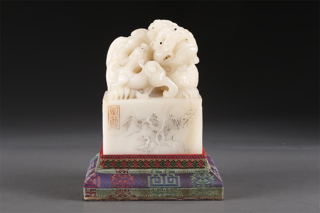 A ROSS QUARTZ LION-KNOB SEAL. (1 of 10)