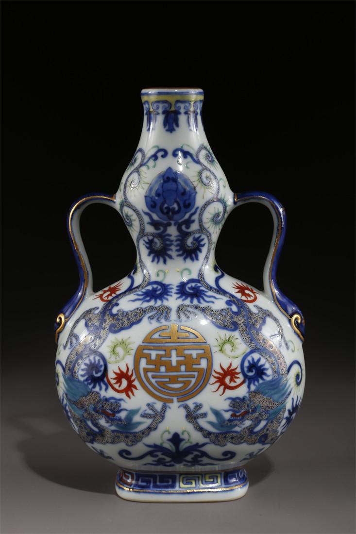 A BLUE-AND-WHITE PORCELAIN GOURD-SHAPED BOTTLE. (1 of 10)