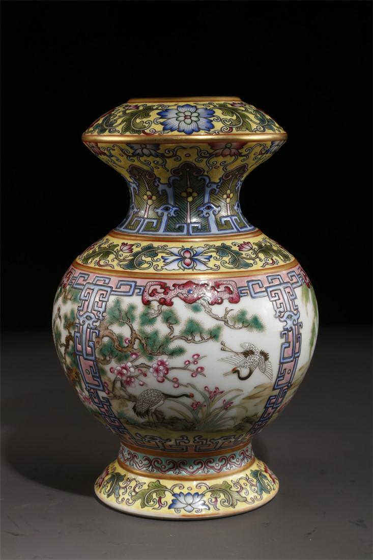 A FAMILLE-ROSE PORCELAIN DISPLAY BOTTLE. (1 of 9)